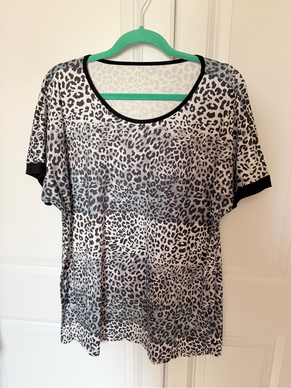 Women's Black & White Leopard Print Scoop Neck Blouse